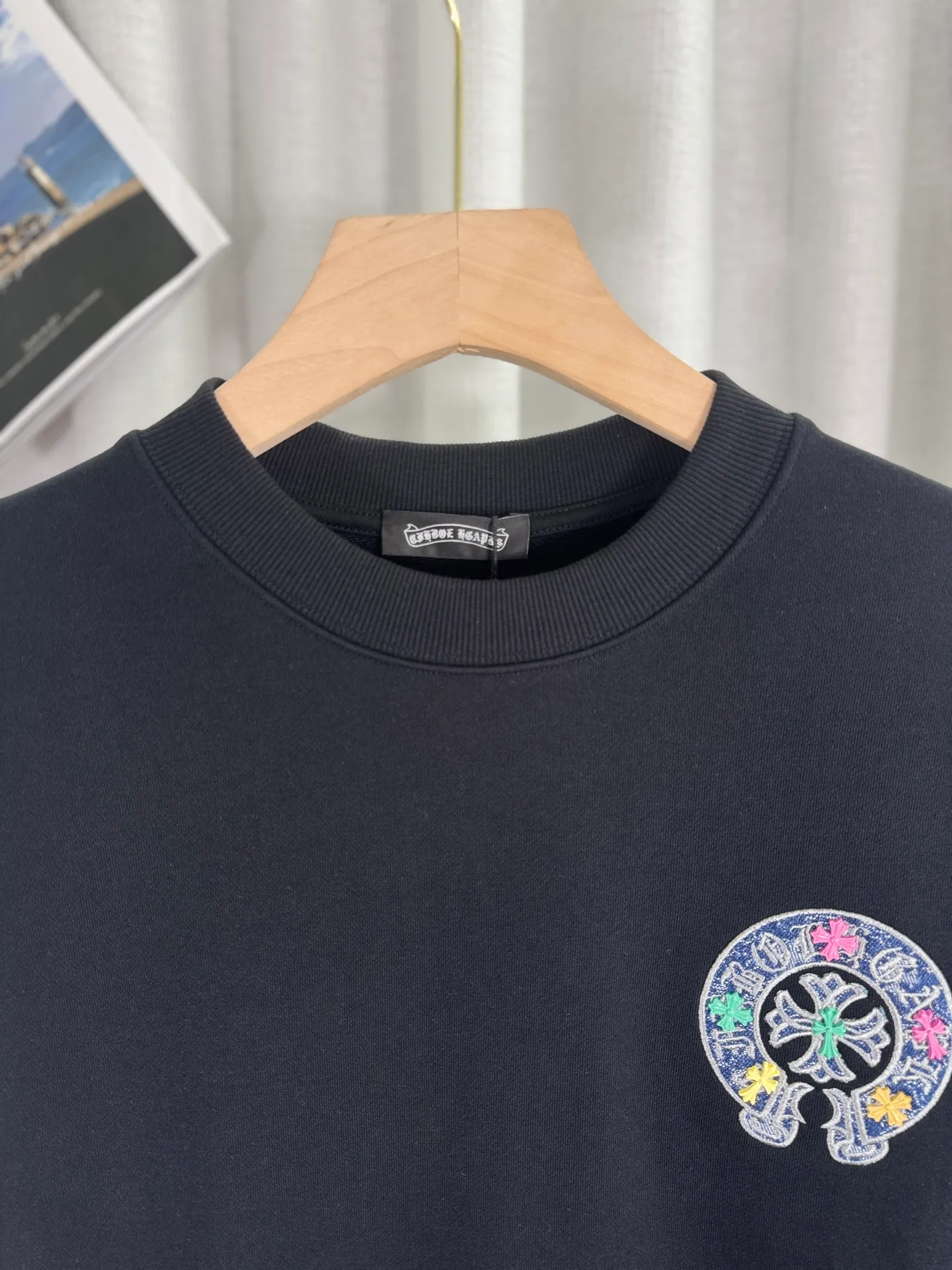 P270 top version, real shot without P, ​​different from market currency) 𝗖𝗵𝗿𝗼𝗺𝗲 𝗛𝗲𝗮𝗿𝘁𝘀/Cro Heart 2025 denim patch embroidery autumn and winter new original single counter American laser burnt 3D three-dimensional color embroidery couple casual sweatshirt 👑The highest version! Customized fabric 430g tripe terry fabric! American acid washed distressed original denim with burnt flowers ✟appliqué embroidery and exquisite embroidery of letters! The best-selling model in the counter, very comfortable to wear. Accessories: original molded and authenticated collar label➕100% silk wash label. Genuine purchase-grade original hangtag➕matching hanging rope➕3D hanging beads➕original packaging bag. Craftsmanship: The original version has consistent wiring! The highest version of the armhole matching technique! Color: White Black Size: S M L XL Style No.: 25-302